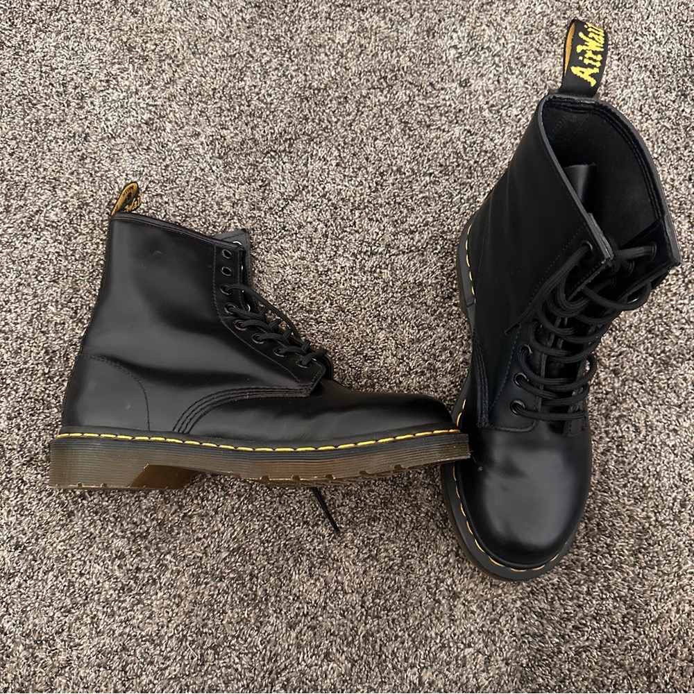 Dr. Martens Black Combat Boots Women Size 8 Smooth Leather Boots Lace Up Classic - Picture 2 of 16